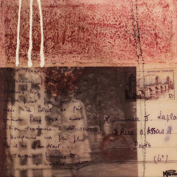 Oeuvre carrée signée MPOIRIER qui rappelle des souvenirs avec ses images d'autrefois: blanc, beige, rouge, brun, noir.