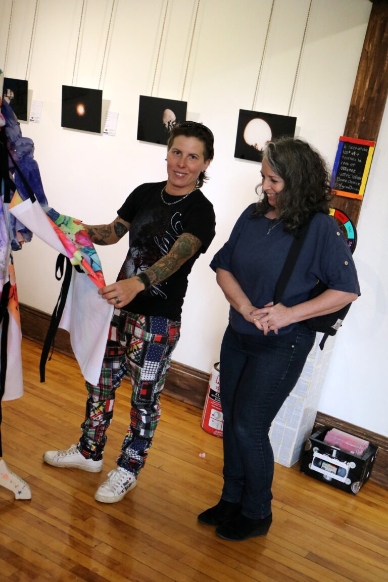 vernissage-24-mai-2025-galerie-mp-tresart-melanie-poirier-myriam-bussiere-fanny-gagne-laplante-plume-photo-22-30