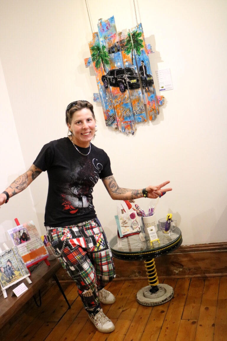 vernissage-24-mai-2025-galerie-mp-tresart-th3-cr0w-13-13-myriam-bussiere-fanny-gagne-laplante-8
